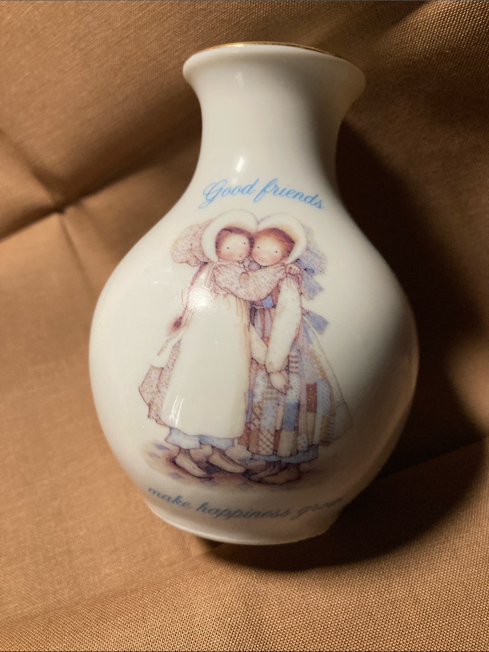 Porcelain 'Good Friends' Hilly Hobbie Vase - White